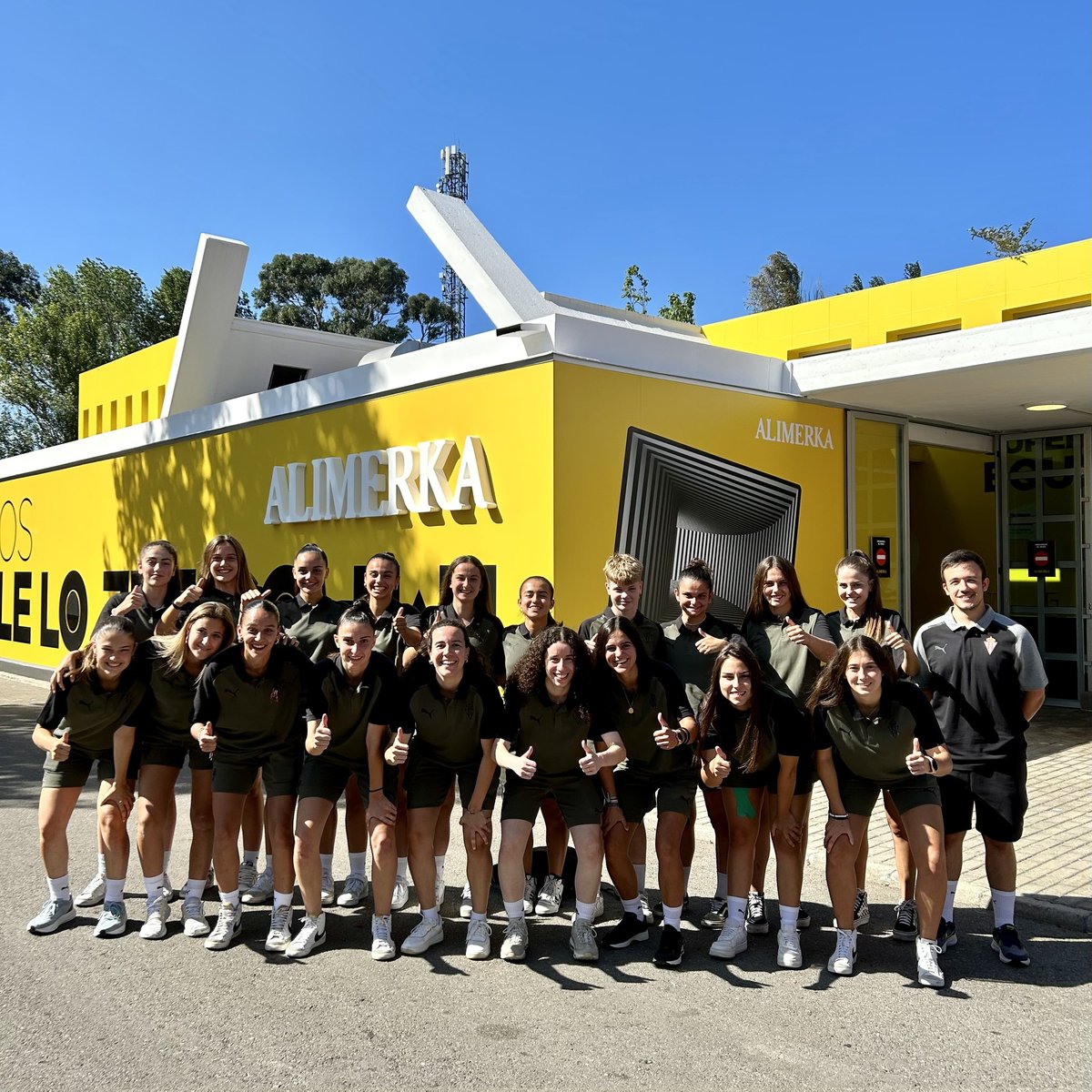 alimerka's tweet photo. Hoy nos han visitado en @fidmagijon las chicas del @RealSporting! ⚽🤗
Tras casi dos décadas patrocinando al club rojiblanco, esta temporada renovamos nuestro compromiso apostando a tope por ELLAS, ¡tienen todo nuestro apoyo! 🙌
#RealSporting #CompromisoAlimerka https://t.co/xgyTrxalUT