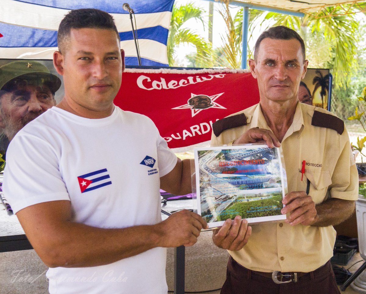 Celebran en la ESI DIP Trasvases #Mayarí día del trabajador hidráulico. Reconocen a jóvenes con la entrega del carné de la #UJC y a quienes llevan más de 5 años laborando en el #INRH. #CubaHoy #Holguín #FidelPorSiempre