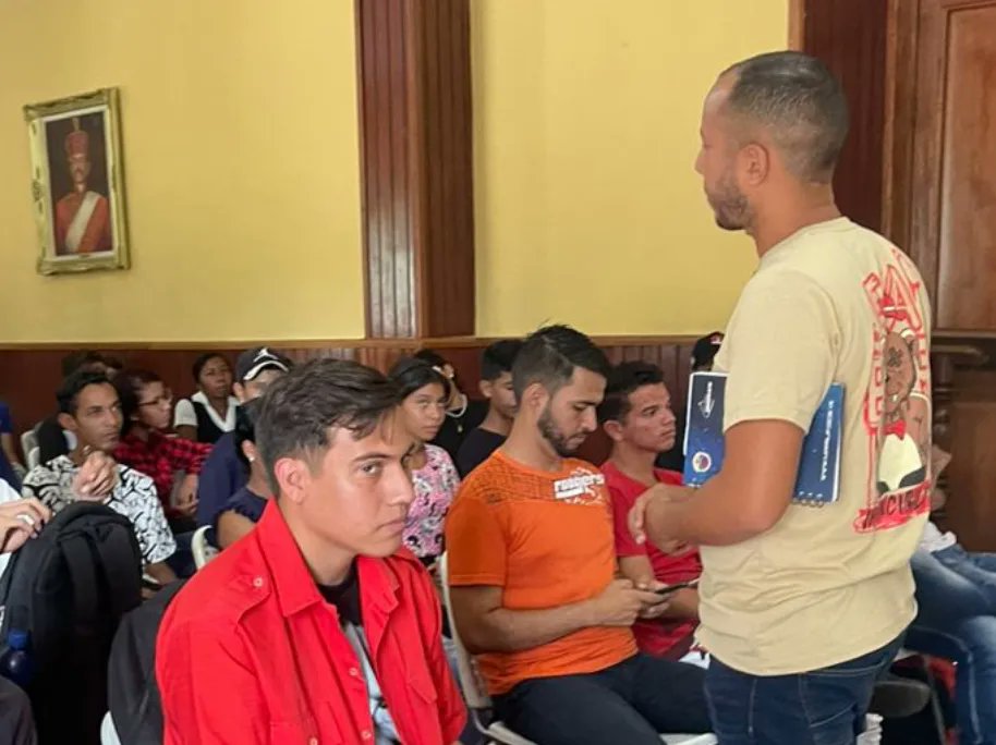 #9ago Dando continuidad al despliegue del Equipo Político Estadal de la JPSUV en los municipios de nuestro Estado Aragua, se realizó con total éxito el encuentro con las Estructuras Políticas Juveniles del Municipio Zamora.

¡Organizándonos para el combate!