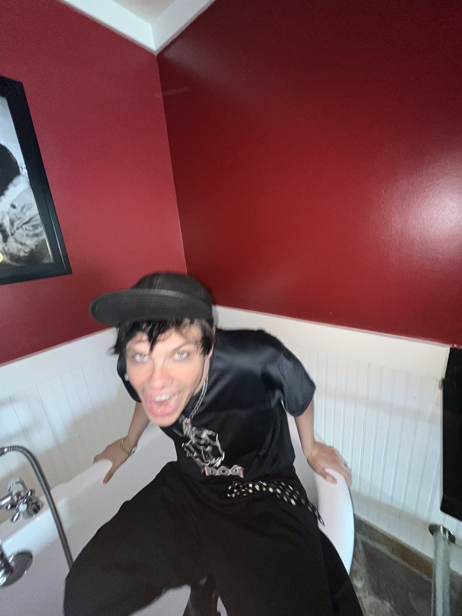 yungblud's tweet photo. europe im here. lets rage 🖤☠️🦇💕🖤 https://t.co/F2TJHMpblV