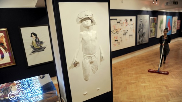 uk_marksart's tweet photo. Benedict Cumberbatch commissions artist friend Schoony to recreate iconic Boy Soldier sculpture from Kick Ass 2.The gold rendition,costing £7,000 symbolising anti-war sentiment, now in Cumberbatch's Sunny March production office. Powerful statement against child soldiers #antiwar https://t.co/hKHXnP5r4Z