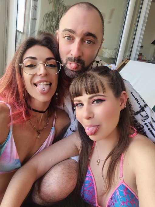 Kiss du cap 😘 @LeilaBotwin  @MartyMLRoff  @LoupRival https://t.co/QniFU6DgZt<a class="tags" target="_blank" title="On Twitter" href="/?out=eyJ0eXAiOiJKV1QiLCJhbGciOiJIUzUxMiJ9.eyJpYXQiOjE3MjkyNzkxODUsImlzcyI6InR3cG9ybnN0YXJzLmNvbSIsIm5iZiI6MTcyOTI3OTE4NSwiZXhwIjoxNzYwODE1MTg1LCJyZWRpcmVjdF91cmwiOiJodHRwczovL3R3aXR0ZXIuY29tL0xlaWxhQm90d2luIn0._VsLyKyT-DQoz1kKDCjLxnXITW23UoK464m2CnXRj8hi37Vh6LwebDWFcMxGbDxwfuD4NAu1bK7dQmpomdd4vA">@LeilaBotwin</a><a class="tags" target="_blank" title="On Twitter" href="/?out=eyJ0eXAiOiJKV1QiLCJhbGciOiJIUzUxMiJ9.eyJpYXQiOjE3MjkyNzkxODUsImlzcyI6InR3cG9ybnN0YXJzLmNvbSIsIm5iZiI6MTcyOTI3OTE4NSwiZXhwIjoxNzYwODE1MTg1LCJyZWRpcmVjdF91cmwiOiJodHRwczovL3R3aXR0ZXIuY29tL01hcnR5TUxSb2ZmIn0.Nw-sRjbjAuOCkxCr7s4dhHKE_8N4C8LRSchPPhcSSIVCYdUxMBWP4hADlNs5OFHHnxN4S0Y8UfXCyoKks-WzSg">@MartyMLRoff</a><a class="tags" href="/tag/louprival">@louprival</a><a href="/tag/ilovemyfans"class="tags"><span>#ilovemyfans</span></a><a href="/tag/happynewyear"class="tags"><span>#happynewyear</span></a><a href="/tag/bonneannee"class="tags"><span>#bonneannee</span></a><a href="/tag/1yearchallenge"class="tags"><span>#1yearchallenge</span></a>