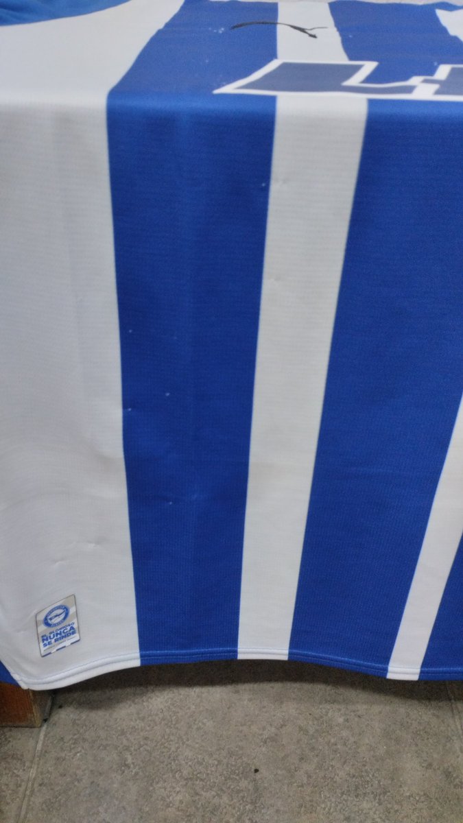 fonsibcn_97's tweet photo. 1 día de uso tiene la camiseta y ya esta así? Que solución ponéis @alaves porque es de vergüenza que se ponga así una camiseta en un día https://t.co/IeU4Ph8c5K