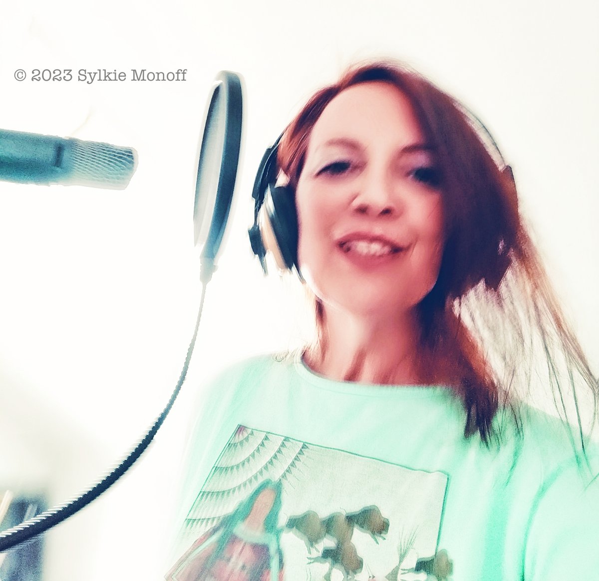 SylkieMonoff's tweet image. Recording vocals + working on new songs. I really love my K&amp;amp;M pop shield. It&apos;s truly changing the sound amazingly + making things so much easier! #popfilter #königundmeyer #recordingvocals #lovewhatyoudo #dowhatyoulove #newsong