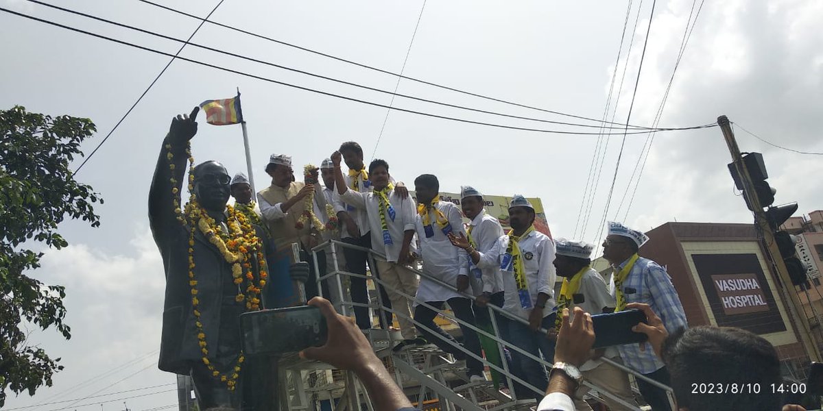 NallaNagendra1's tweet photo. ఈరోజు @AamAadmiParty మంచిర్యాల నియోజకవర్గ కార్యలయం ప్రారంభోత్సవం రాష్ట్ర కన్వీనర్ @DrDiddiSudhakar గారి చేతులమీదుగా ఘనంగా జరిగింది. శ్రీరాంపూర్ నుండీ బారి బైక్ ర్యాలీ మరియు అంబెడ్కర్ విగ్రహానికి పూలమాలలు, జిల్లా కేంద్రంలోని ఓ ప్రైవేట్ హల్ లో కార్యకర్తల సమావేశం.

@ArvindKejriwal https://t.co/Fmf2WAxRHl
