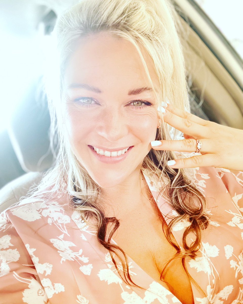 JessicaRidley's tweet photo. I’ve been crazy silent on here for the last couple months! Getting back at it. How is everyone’s Thursday going? If you’re in downtown Nashville today, come say hi at lucky bastards saloon where I’m playing live! https://t.co/pZ7nccMvD9