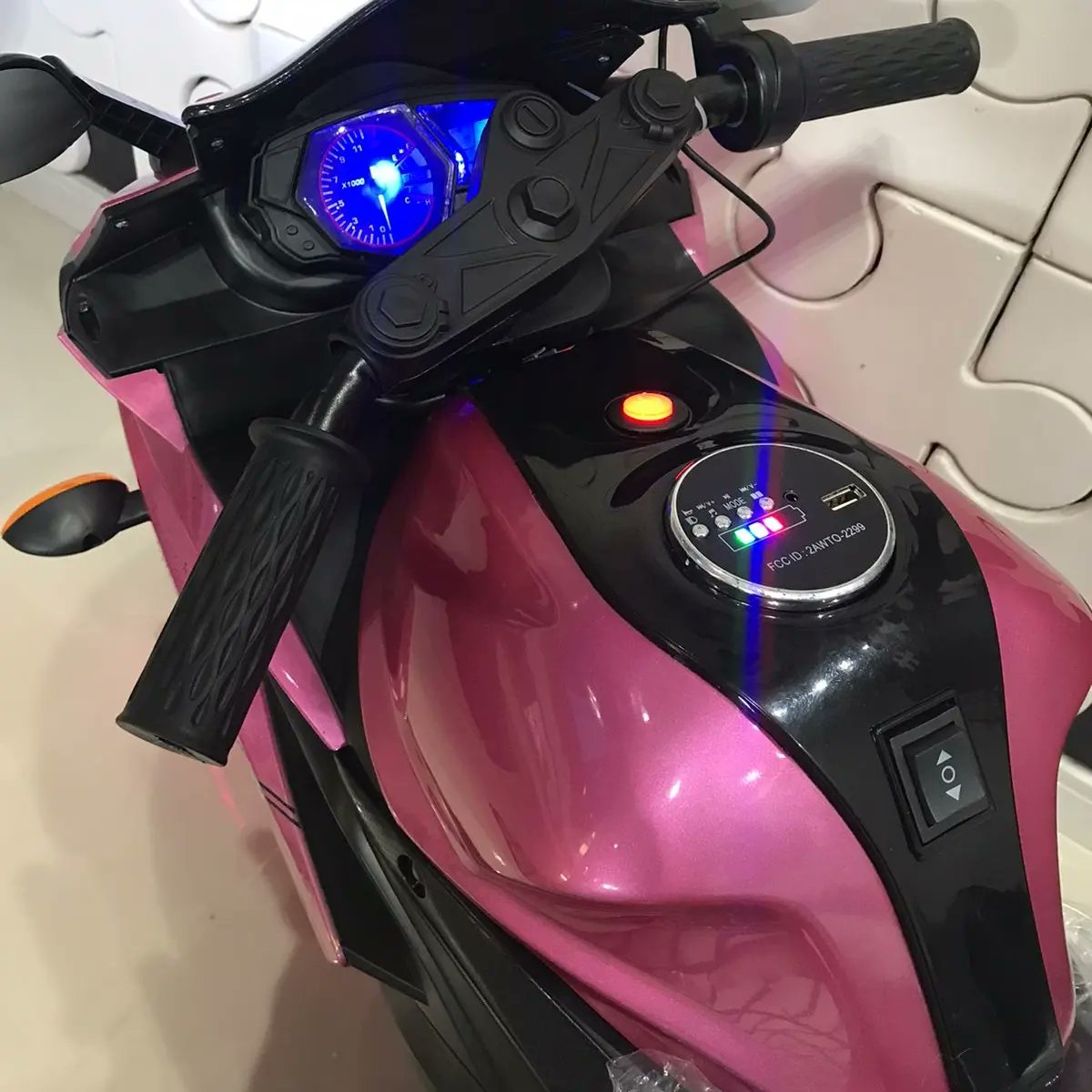 Moto elétrica infantil R3 modelo novo 2023 disponível 
.
.
Banco de couro e pneus de burracha farol de led e led nas rodas som MP3 USB Acelerar no punho e freio no pé ☑️

Cor: rosa / vermelha/ azul ☑️

Pronta pra entrega!!