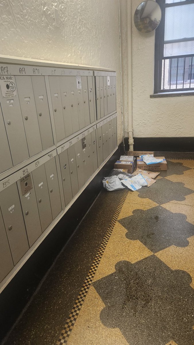 ShavonFrazier9's tweet photo. @AmazonHelp So Amazonnis back at with with leaving packages on the floor in the UNSECURE LOBBY, instead of following delivery instructions! Please deliver to my apartment door, not the lobby and call it "given to reception." There is no reception! https://t.co/Y6mtaXAfrj