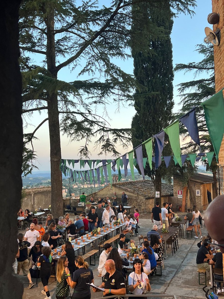 SerenellaMas's tweet photo. Palio dei Colombi. Cena dalla Contrada #Collis.
📍#Amelia (Umbria, TR) https://t.co/ewauPCTRZ7