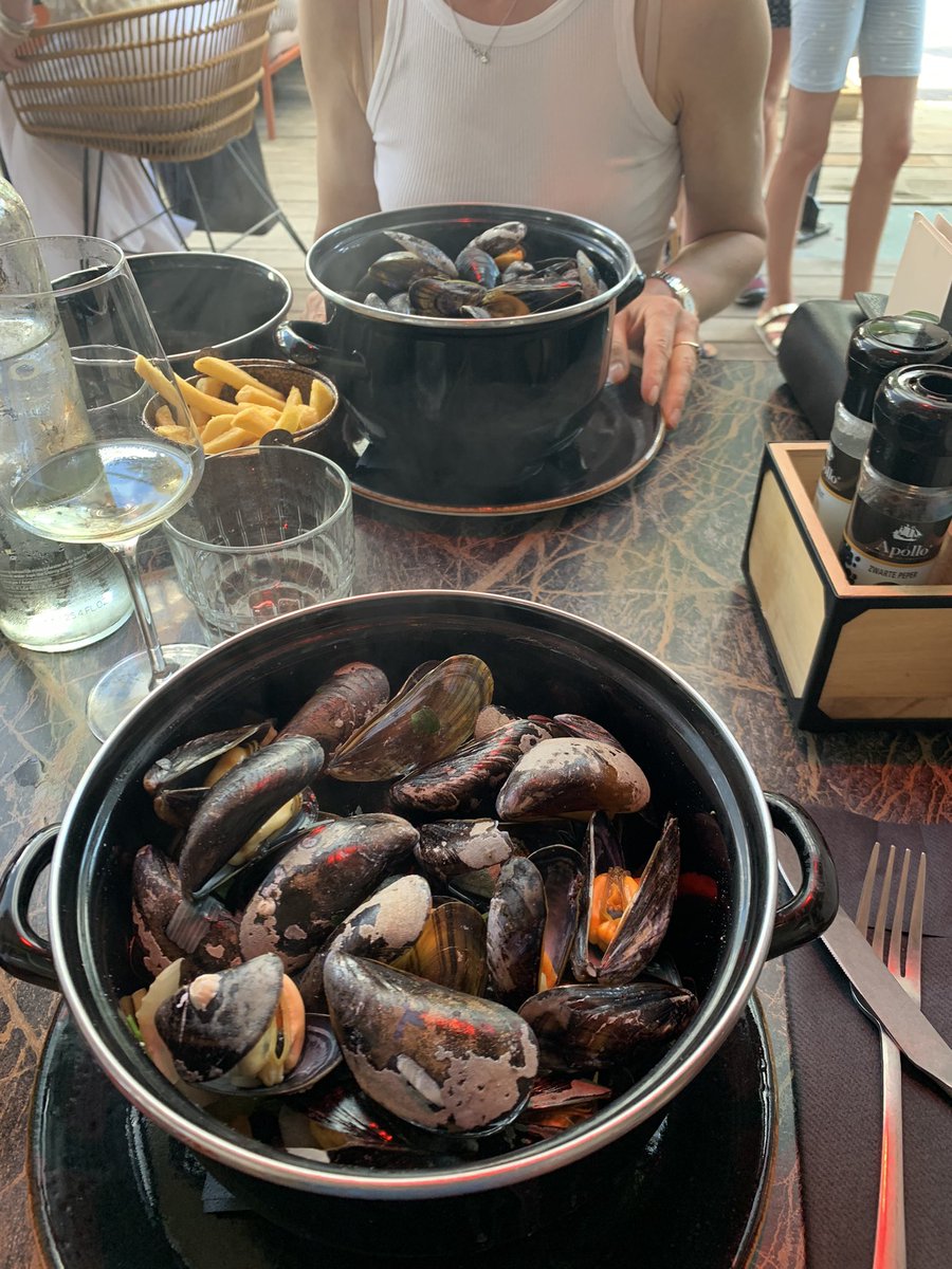 ch_nahon's tweet photo. Juste avant de revenir à Bruxelles, je ne pouvais pas passer à côté #moule #zelande😋… et spécial dédicace à @cija_cindy #godsavethemoule 😁 https://t.co/evwhrzOtbn