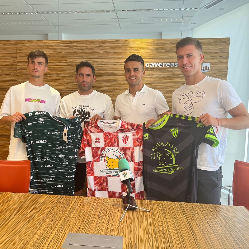 clubdepguijuelo's tweet photo. 🎙️👕 𝗣𝗥𝗘𝗦𝗘𝗡𝗧𝗔𝗖𝗜𝗢𝗡 𝗢𝗙𝗜𝗖𝗜𝗔𝗟 |

Aquí tienes la puesta de largo de @iago_parga , @SMontes96 y @diegoSdB5 en las instalaciones de nuestro patrocinador 𝗖𝗮𝘃𝗲𝗿𝗲 𝗔𝘀𝗲𝘀𝗼𝗿𝗲𝘀

#CDGuijuelo | #TodoalVerde 💚