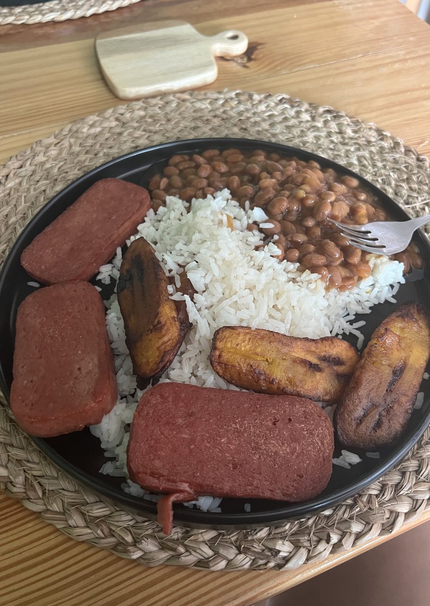 Monikim's tweet photo. Mi papá manda a preguntar que si este es considerado uno de los platos típicos de Panamá, que estaba a otro nivel.

Y que se va a llevar rantan Tulip y Pork &amp; Bean en la maleta ahora que se regresa a Colombia. 🤣🤣 https://t.co/E3Kf9Y3cBo