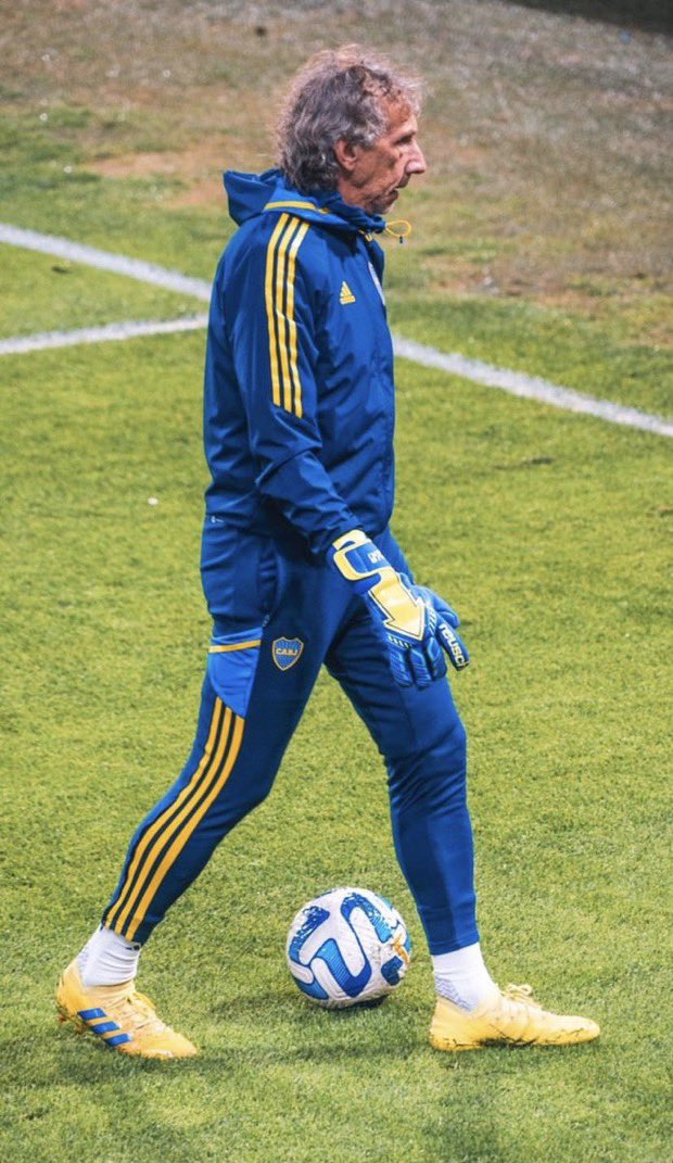 Augustocesar22's tweet photo. Nada es casualidad. Agustin Orion, Agustin Rossi, Esteban Andrada, Javier García y ahora, Sergio Romero. Decisivos a la hora de atajar penales. Un denominador común: Fernando Gayoso. Un extraordinario entrenador de arqueros. Boca tiene un profesional de primer nivel. https://t.co/7qpMwgKmaY