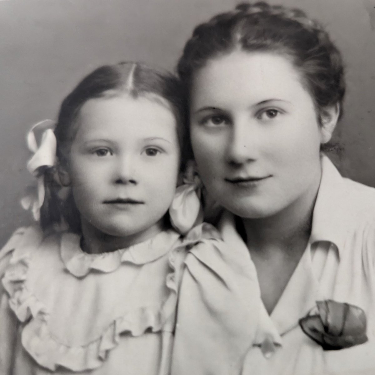 GlobalRefuge's tweet photo. LIRS has welcomed over 500,000 people in the span of our 84 years! On this #TBT we are reminded of Nelly and Helen, sisters who arrived in the U.S. from Poland after WWII. 

As her final wish, Helen left a portion of her estate to LIRS. The work of welcome has a lifelong impact💙 https://t.co/kFmnqHtmaG