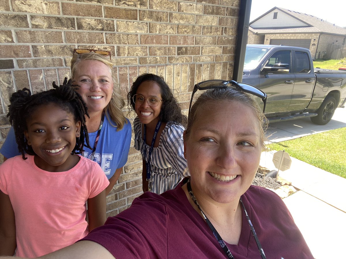 We enjoyed welcoming some Owls back to school. The smile on their faces said it all! <a href="/KISDMcElwain/">McElwain Elementary</a>  #communitywalkabout