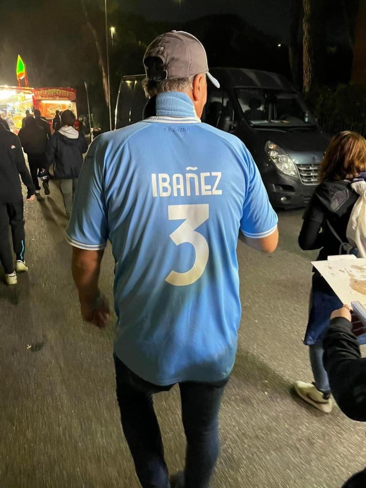 IFTVofficial's tweet photo. Lazio just trolled Roma on their announcement of Ibanez leaving the club 😂

Ibanez was known for being awful in the derby. So much so that loads of Lazio fans put his name on their jersey ☠️ https://t.co/K1KJowcPfb