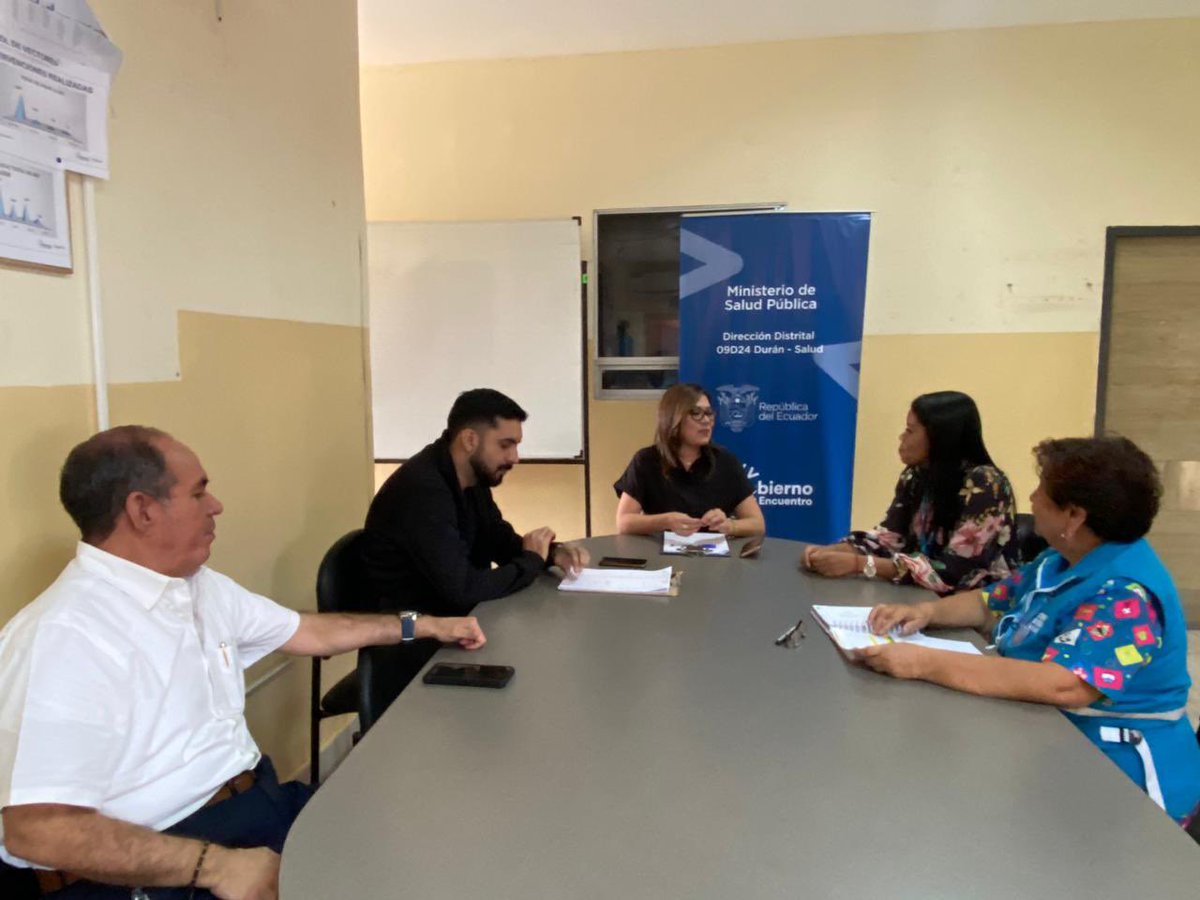 Salud_Guayas's tweet photo. Directora Distrital @RuthQuinteroSa1 junto a Promoción de la Salud, realizan reunión de trabajo con el personal de @MuniSamborondon para coordinar acciones de educación, dirigida a los comerciantes del mercado Municipal Pedro Jiménez Tutiven en el cantón #Samborondón https://t.co/VvDt6UdPTq