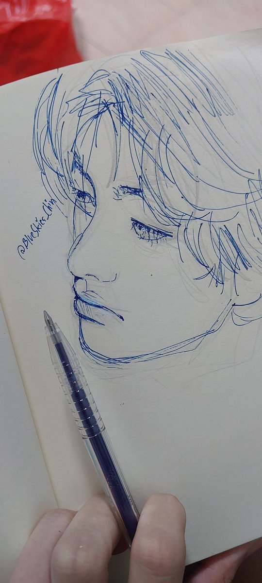 BlueSkies_Chin's tweet photo. Quick #v sketch! bc i finally bought some blue pens!😋

#taehyung #btsfanart https://t.co/ShxogT5tMm