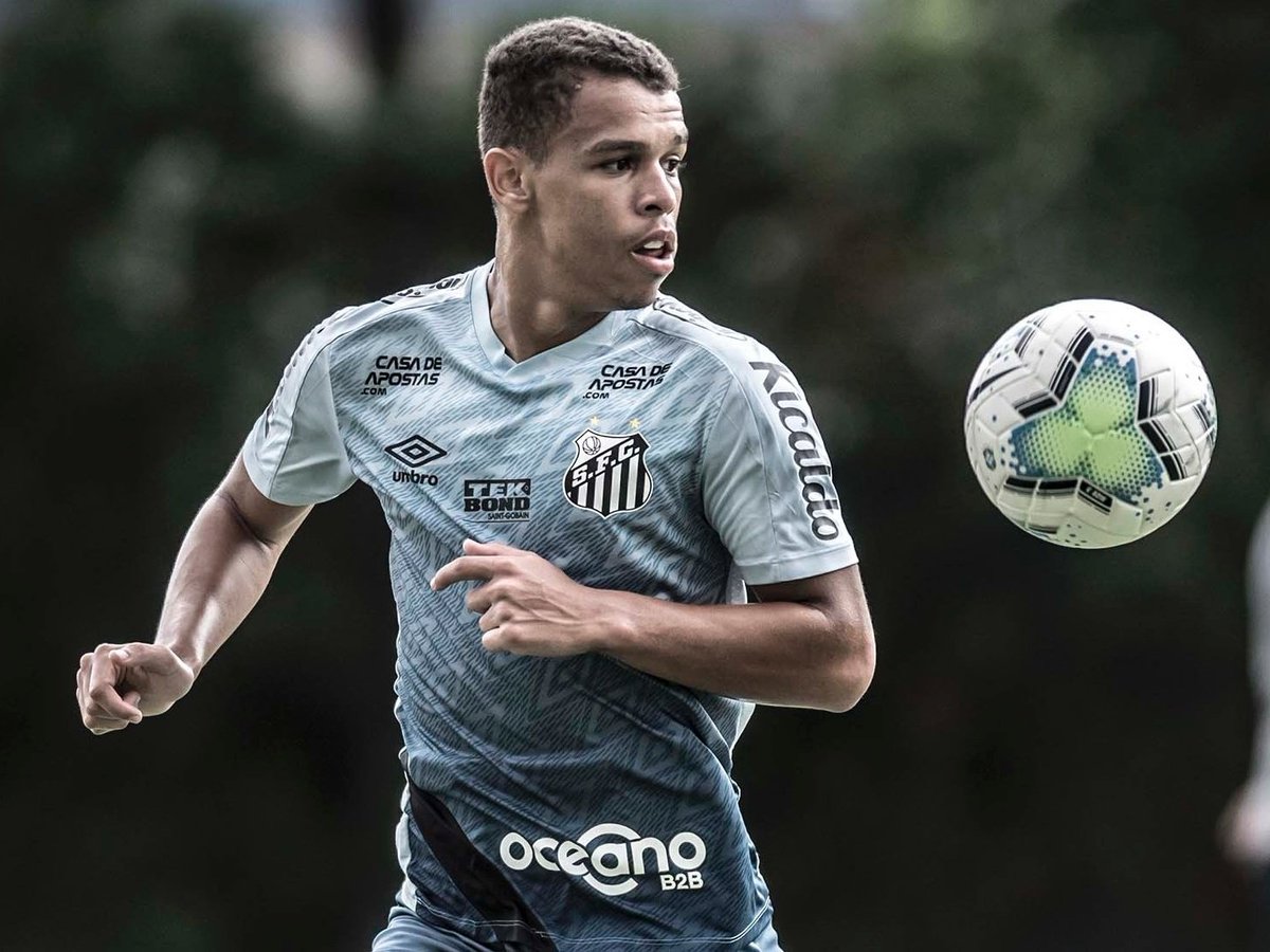 pfqloficial's tweet photo. Mais um jogador para a lista do Santos: O volante Sandry sofreu uma lesão no LCA do joelho esquerdo e está fora da temporada. Desejamos uma boa recuperação ao jogador. #Santos #Sandry #SFC #Brasileirão #SerieA

🗞 @lucas_musetti 
📸 UOL https://t.co/NqwqestYgx