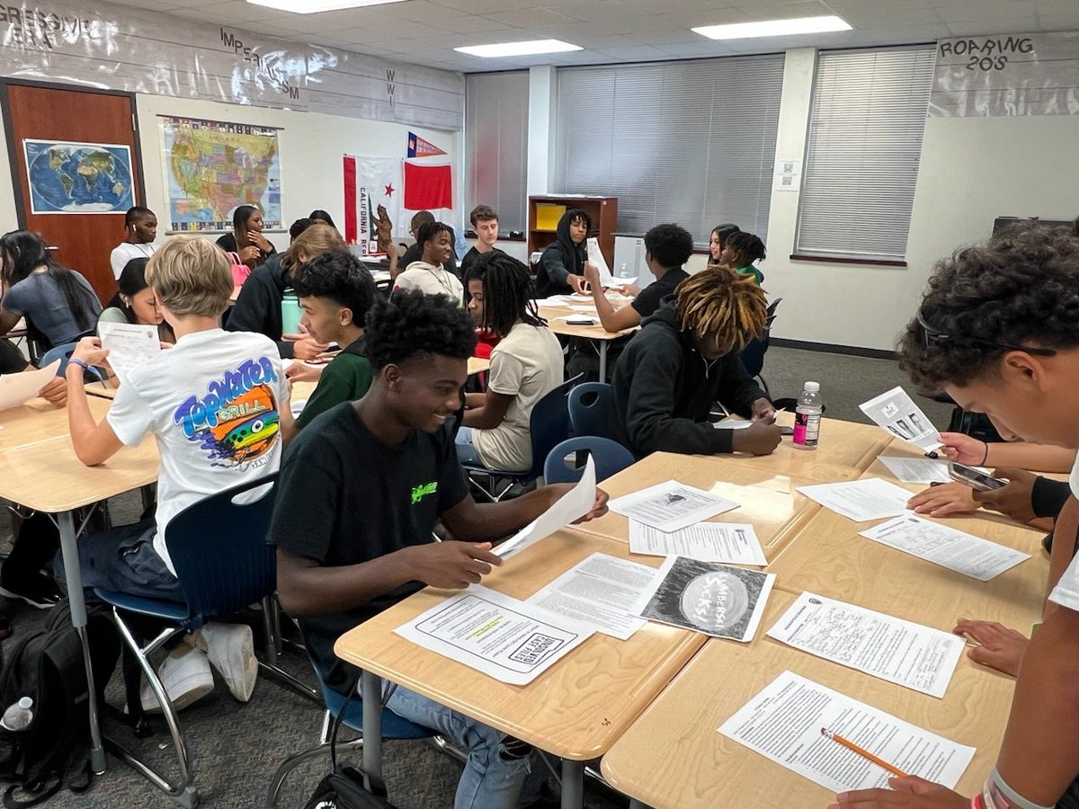 ahs_historians's tweet photo. Students showed off their skills today by solving a murder mystery! #buildingcommunity #thinkinglikeahistorian https://t.co/iaJ7x6zLHg