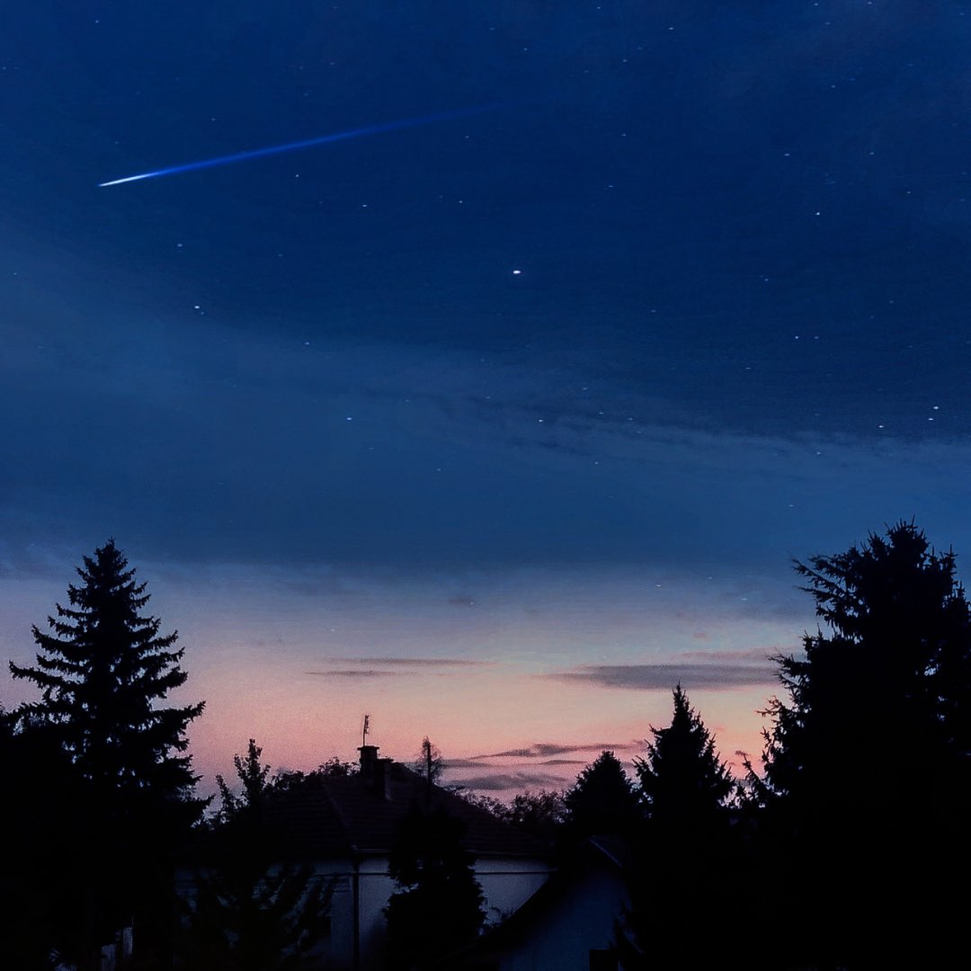 gscarafile's tweet image. Guardando una stella cadente, ogni desiderio che esprimiamo è l'eco del nostro cuore. I desideri alimentano passione e direzione, sono promesse a noi stessi che i sogni possono diventare realtà. 🌠 #Desideri #Riflessioni #Mindfulness #Meditazione