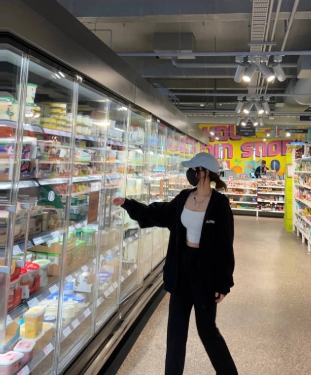 genc_96's tweet photo. Happiness is not in money but in shopping https://t.co/5rP5Km4ZRd