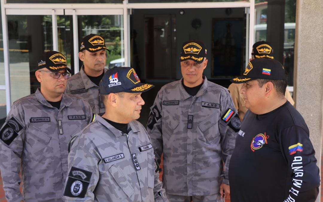 ArmadaFANBVzla's tweet photo. 📌📌#Enterate || El ALM Neil Villamizar Sánchez, Cmdte Gral de la @ArmadaFANBVzla visitó y arengó a la Tripulación del Escuadrón de Submarinos, exhortandolos a seguir defendiendo la Patria desde sus trincheras, haciendo hincapié en su lema "Alma en el Acero". https://t.co/jxlVaNQXm8