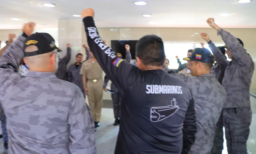 📌📌#Enterate || El ALM Neil Villamizar Sánchez, Cmdte Gral de la <a href="/ArmadaFANBVzla/">Cuenta Oficial de la Armada Bolivariana</a> visitó y arengó a la Tripulación del Escuadrón de Submarinos, exhortandolos a seguir defendiendo la Patria desde sus trincheras, haciendo hincapié en su lema "Alma en el Acero".