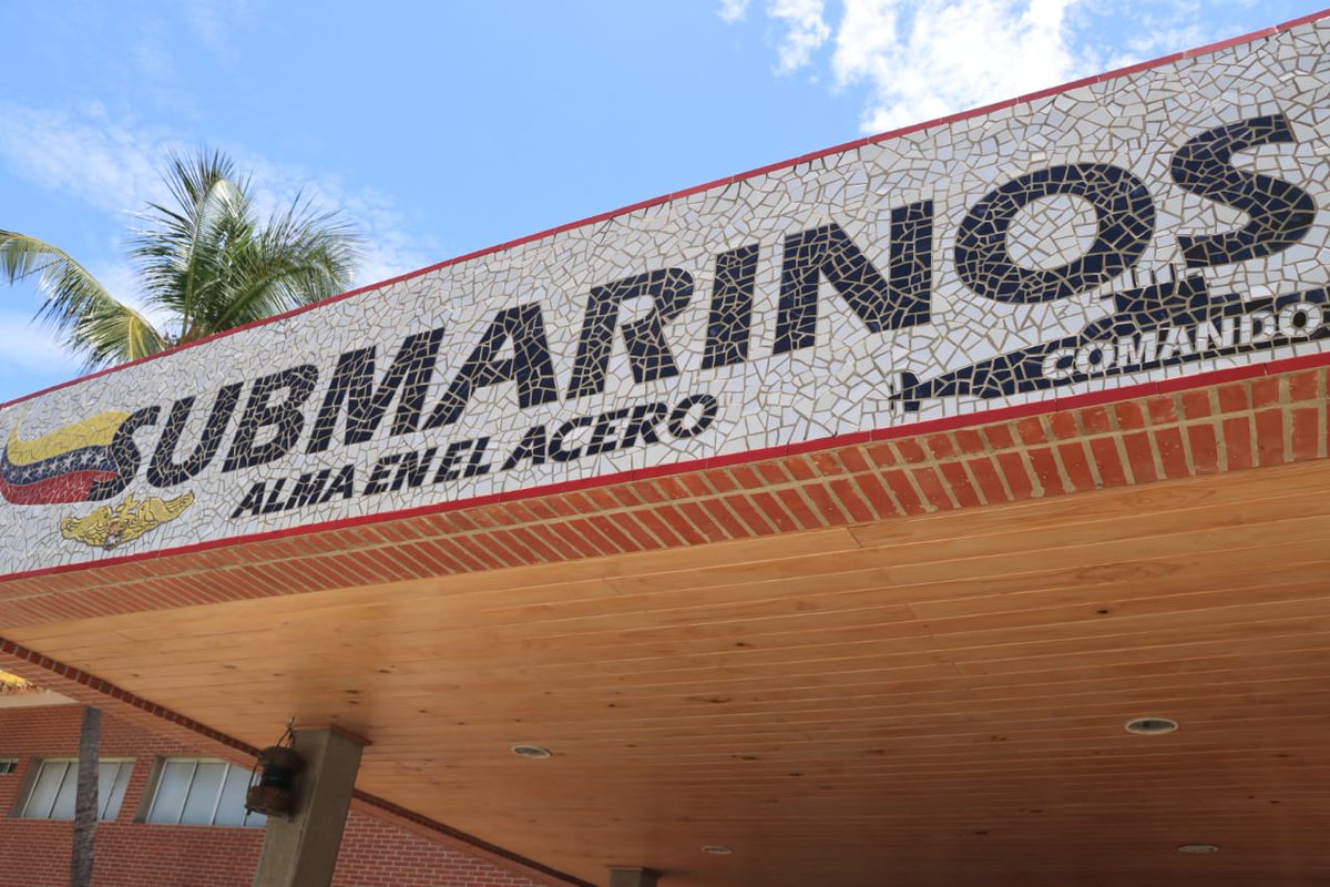 ArmadaFANBVzla's tweet photo. 📌📌#Enterate || El ALM Neil Villamizar Sánchez, Cmdte Gral de la @ArmadaFANBVzla visitó y arengó a la Tripulación del Escuadrón de Submarinos, exhortandolos a seguir defendiendo la Patria desde sus trincheras, haciendo hincapié en su lema "Alma en el Acero". https://t.co/jxlVaNQXm8
