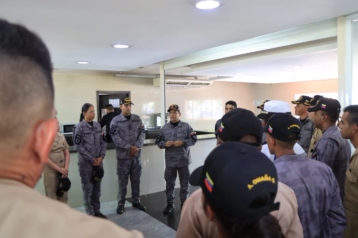 ArmadaFANBVzla's tweet photo. 📌📌#Enterate || El ALM Neil Villamizar Sánchez, Cmdte Gral de la @ArmadaFANBVzla visitó y arengó a la Tripulación del Escuadrón de Submarinos, exhortandolos a seguir defendiendo la Patria desde sus trincheras, haciendo hincapié en su lema "Alma en el Acero". https://t.co/jxlVaNQXm8