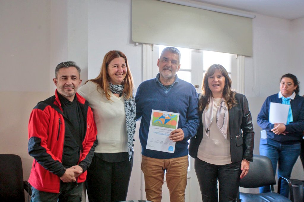 ↘️Junto a la intendenta <a href="/ines_byd/">Inés Brizuela y Doria</a>, reconocimos el trabajo permante de instituciones y vecinos, que con compromiso y responsabilidad colectiva brindan un servicio de prevención y combate de incendios fortestales. Sus esfuerzos renuevan nuestro apoyo incondicional👩‍🚒👨‍🚒 #LaMuniHace