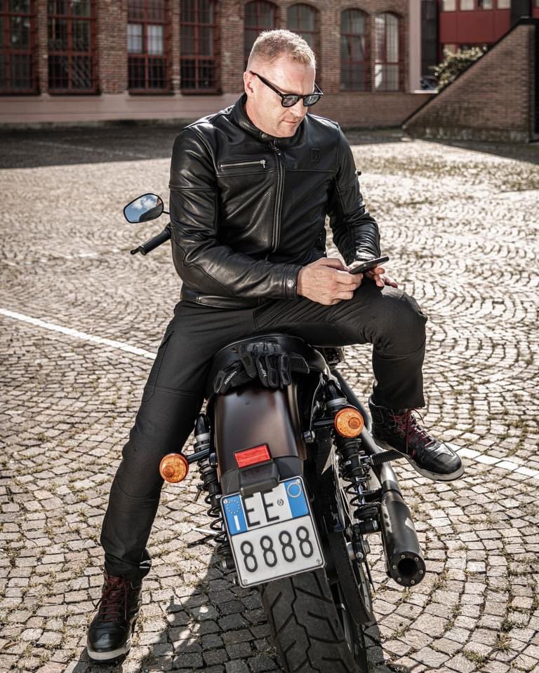 hevik_style's tweet photo. 🇮🇹 Pantalone cargo Neptune: Forte dentro e morbido fuori: il tessuto esterno è in cotone denim, che ti garantisce il massimo del comfort, un fit perfetto e una temperatura equilibrata con ogni condizione termica.

#caferacer #advrider #vintage #hevik #italianstyle #caferacergram https://t.co/gIRnLPL5m0