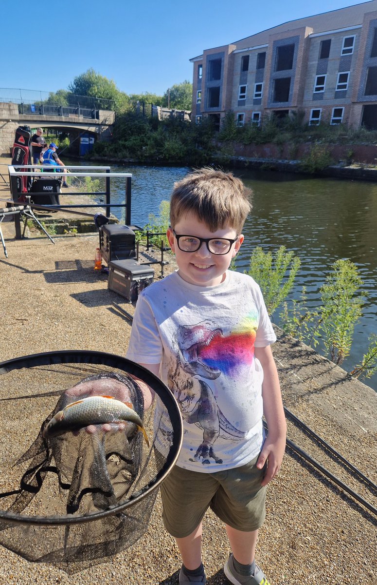 JaneyHargreaves's tweet photo. Another successful #LetsFish event on the Leeds & Liverpool Canal in Liverpool. So many happy faces ๐
Thanks to @CRTFisheries and @PostcodeLottery for making it happen ๐
@CRTNorthWest
#Lifesbetterbywater https://t.co/wxLAgSTowC