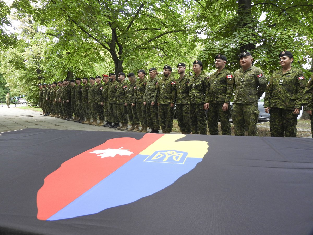 During a medals parade in Poland, the Commander of JTF-Ukraine Rotation 15 presented the Special Service Medal (Expedition) to members of the CAF deployed for #OpUNIFIER on July 30, 2023. #BravoZulu!

📸: Corporal Connie Valin, Canadian Armed Forces.