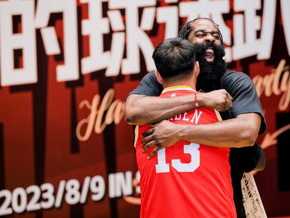 James Harden en China es la verdadera sensación 😱🇨🇳

📸 <a href="/JHarden13/">James Harden</a>