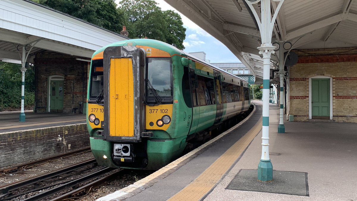 LudwigTails's tweet image. And here is @SouthernRailUK #class377 102 departing Lewes, continuing onwards to Eastbourne.

#electrostar #southernrail #southernrailuk