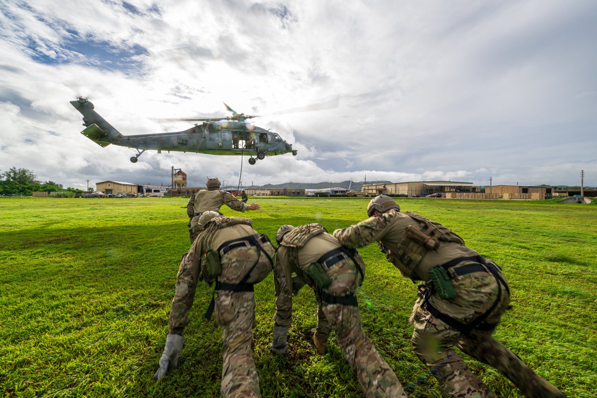 USPacificFleet's tweet photo. A story in 4 parts: 
Navy EOD Technicians, assigned to Explosive Ordnance Disposal Mobile Unit (EODMU) 5, conduct Helicopter Rope Suspension Technique (HRST) training from a MH-60S Sea Hawk helicopter on Naval Base Guam, Aug. 9, 2023.
@INDOPACOM #FreeAndOpenIndoPacific https://t.co/FY30XOkUYa