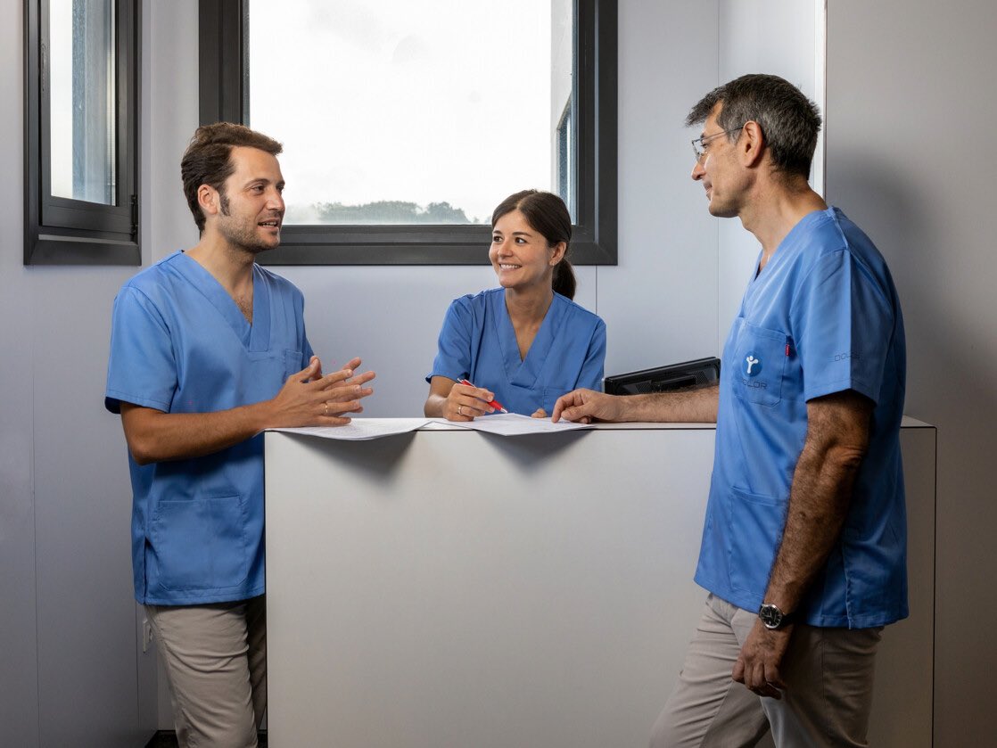 🔵 Equipo médico EDOLOR 🔵

El Dr. Fernando Torre, <a href="/RubenAlvarezDoc/">Rubén Álvarez Álvarez</a> y Alejandra García nuestra enfermera 🔝 ponen en común la agenda de la semana para organizar los horarios de nuestros pacientes y ofrecerles lo mejor de nosotros mismos.

Conócenos en ➡️ edolor.com