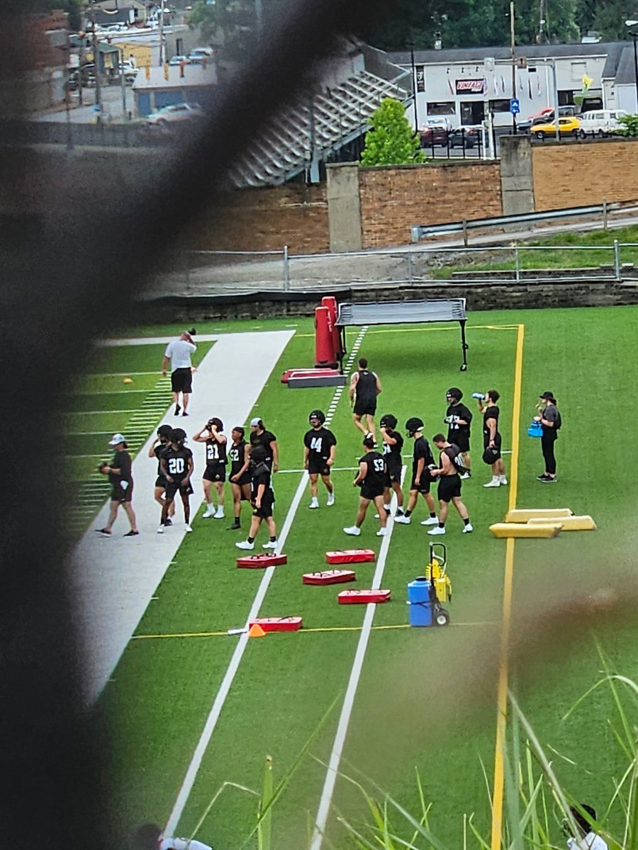 GalaxyGregS21's tweet photo. @RealJoeNamath Feel like I work for the Patriots with this new spy cam GalaxyS 23+ super zoom 30x lens. 🌪 https://t.co/XModn8X3At