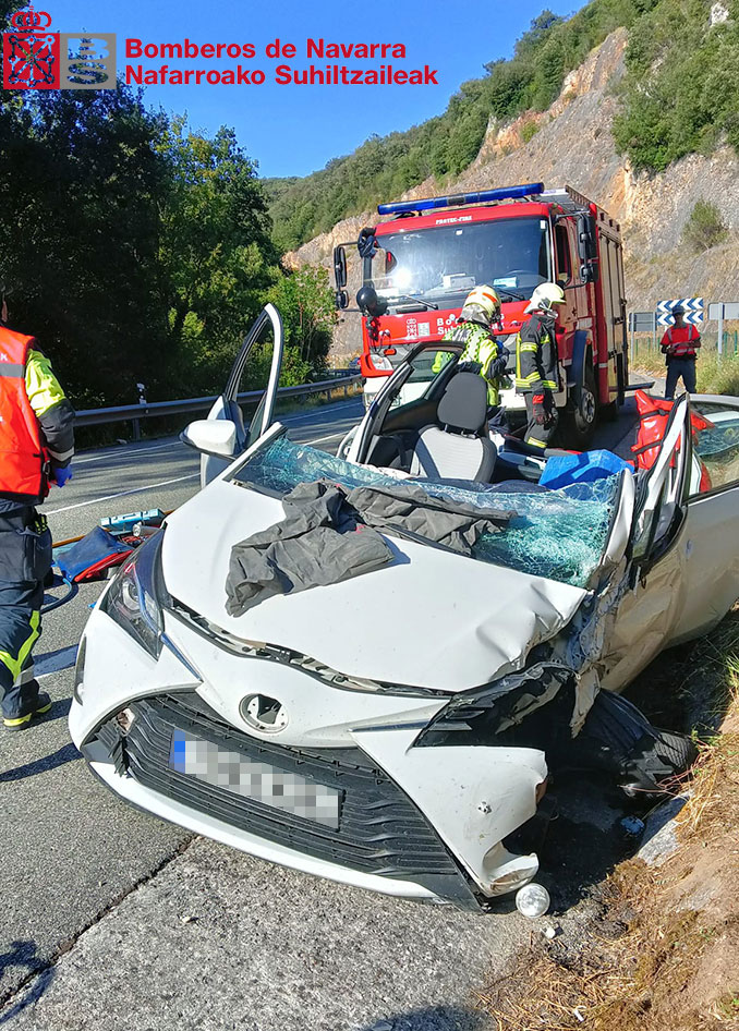 bomberos_na's tweet photo. Intervenimos esta tarde en la NA-132-A a la altura de #Acedo (#Mendaza) en un accidente vial con una persona trasladada al Hospital García Orcoyen de #Estella https://t.co/9TYXvS9QeI