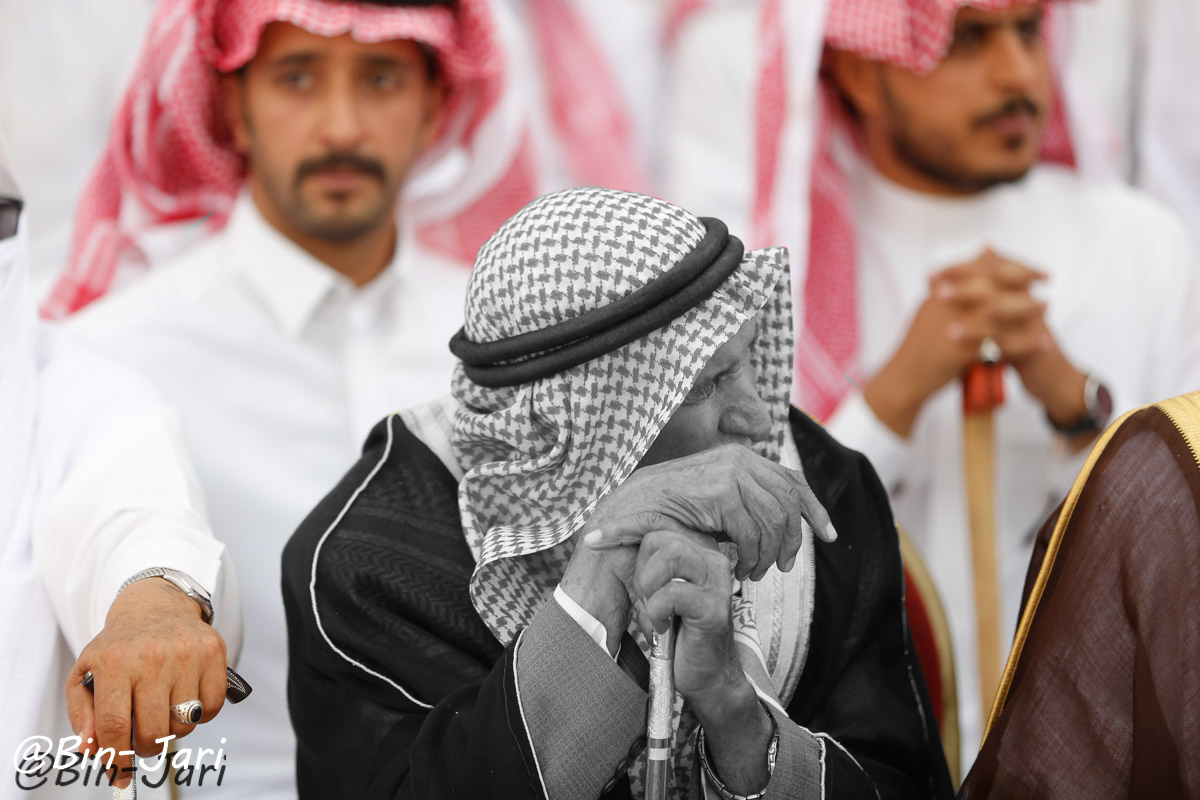 Bin_Jari's tweet photo. جهلَت عيونُ الناسِ ما في داخلي
فوجدتُ ربّـي بالفـؤادِ بصيـرًا
يا أيّها الحزنُ المسافرُ في دمي
دعني؛ فقلبي لن يكون أسيرًا
ربّي معي، فمَنْ الذي أخشى إذاً
مادام ربّي يُحسِـنُ التـدبـيـرًا
وهو الذي قد قـال في قـرآنـه
وكـفى بربّـك هاديًـا ونـصيـرا https://t.co/r3kIf8tLNe