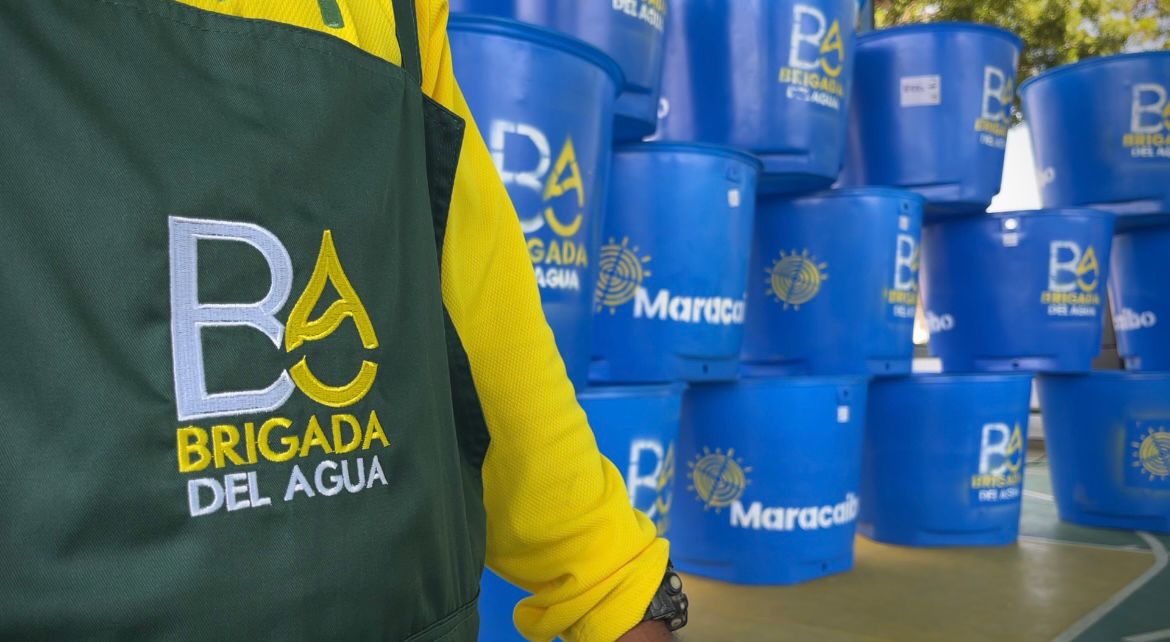 mcboalcaldia21's tweet photo. Con la entrega de 100 tanques en el sector Las Trinitarias de la parroquia Francisco Eugenio Bustamante, iniciamos la primera fase de la #BrigadaDelAguaMcbo copn la intención de atender la problemática de escasez de agua en la ciudad pese a no ser nuestra competencia. https://t.co/DskZ6gihlo