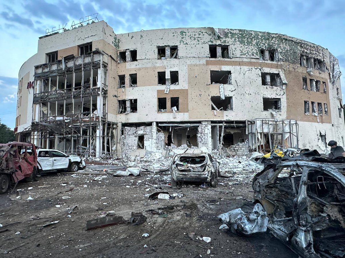 xinfolive's tweet photo. 🇷🇺💥Une attaque au missile a été menée contre l'hôtel Reikartz à #Zaporozhye, où était stationné le personnel des forces armées ukrainiennes
#INFOLIVE : #Specialmilitaryoperation in #Ukraine: #Russie #Otan #Europe #Poutine #Zelensky #Russia https://t.co/o1fINGFr80