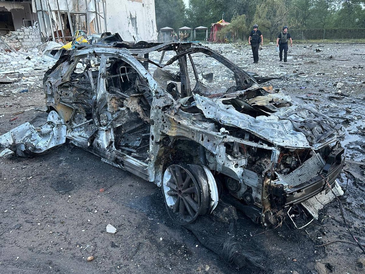 xinfolive's tweet photo. 🇷🇺💥Une attaque au missile a été menée contre l'hôtel Reikartz à #Zaporozhye, où était stationné le personnel des forces armées ukrainiennes
#INFOLIVE : #Specialmilitaryoperation in #Ukraine: #Russie #Otan #Europe #Poutine #Zelensky #Russia https://t.co/o1fINGFr80