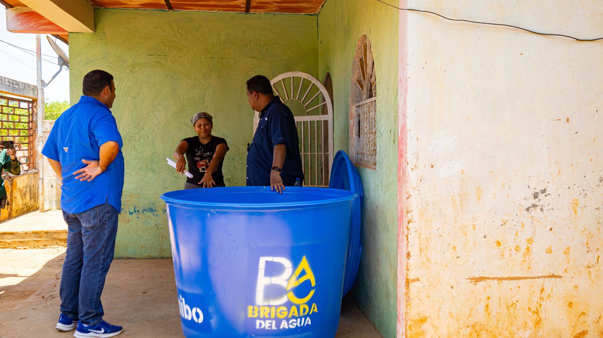 mcboalcaldia21's tweet photo. Con la entrega de 100 tanques en el sector Las Trinitarias de la parroquia Francisco Eugenio Bustamante, iniciamos la primera fase de la #BrigadaDelAguaMcbo copn la intención de atender la problemática de escasez de agua en la ciudad pese a no ser nuestra competencia. https://t.co/DskZ6gihlo