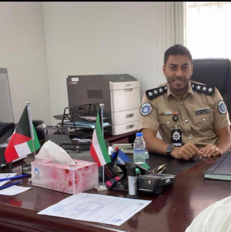 يظل هناك شخص مختلف الحضور والحديث دائماً حتى نوع السعادة التي يمنحها لك تكون مختلفه هذا هو الحقوقي ناصر معروف بتعاونه مع الجميع في صميم عمله قواك الله