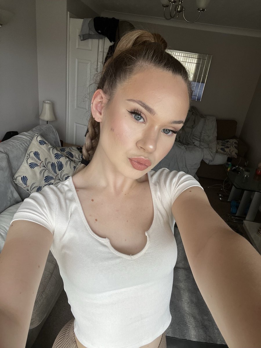 grandesnasa's tweet photo. summer vibes only🤍 @rembeauty #rembeauty #remflightcrew #flightcrewfriday #missionmonday https://t.co/1MGk9LQzzv