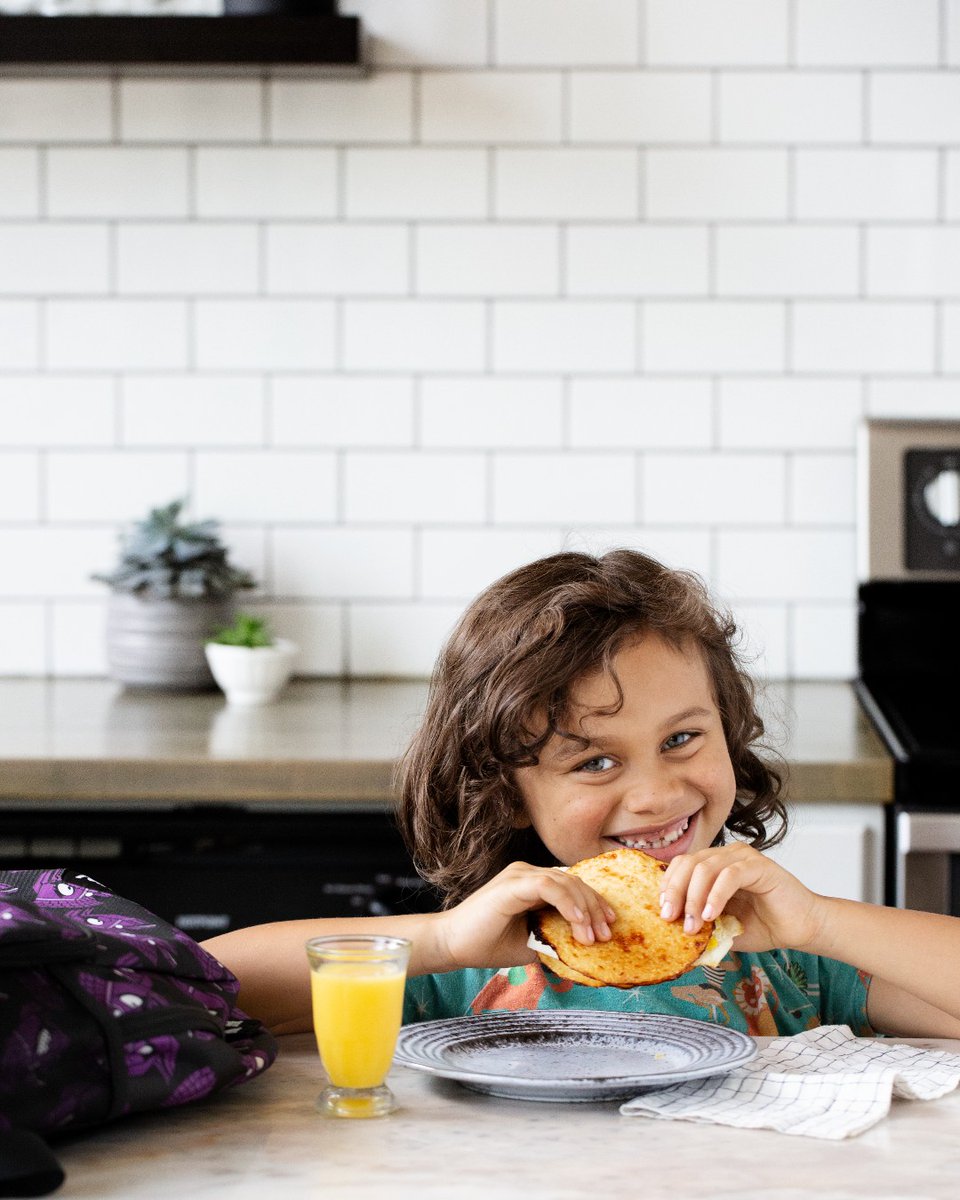 Start the day right with a healthy breakfast for your kids going to school🌞🍎 A flatbread with some eggs, cheese, or your favorite protein is such a simple but long-lasting start to a great morning of learning!