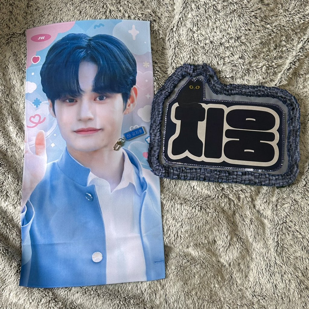 sandii0127's tweet photo. just got my slogan in the mail today!! thank you for everything as always~ @pixylshi (featuring my jiwoong banner for kcon) #pixylgos https://t.co/Cv0EppAjYu
