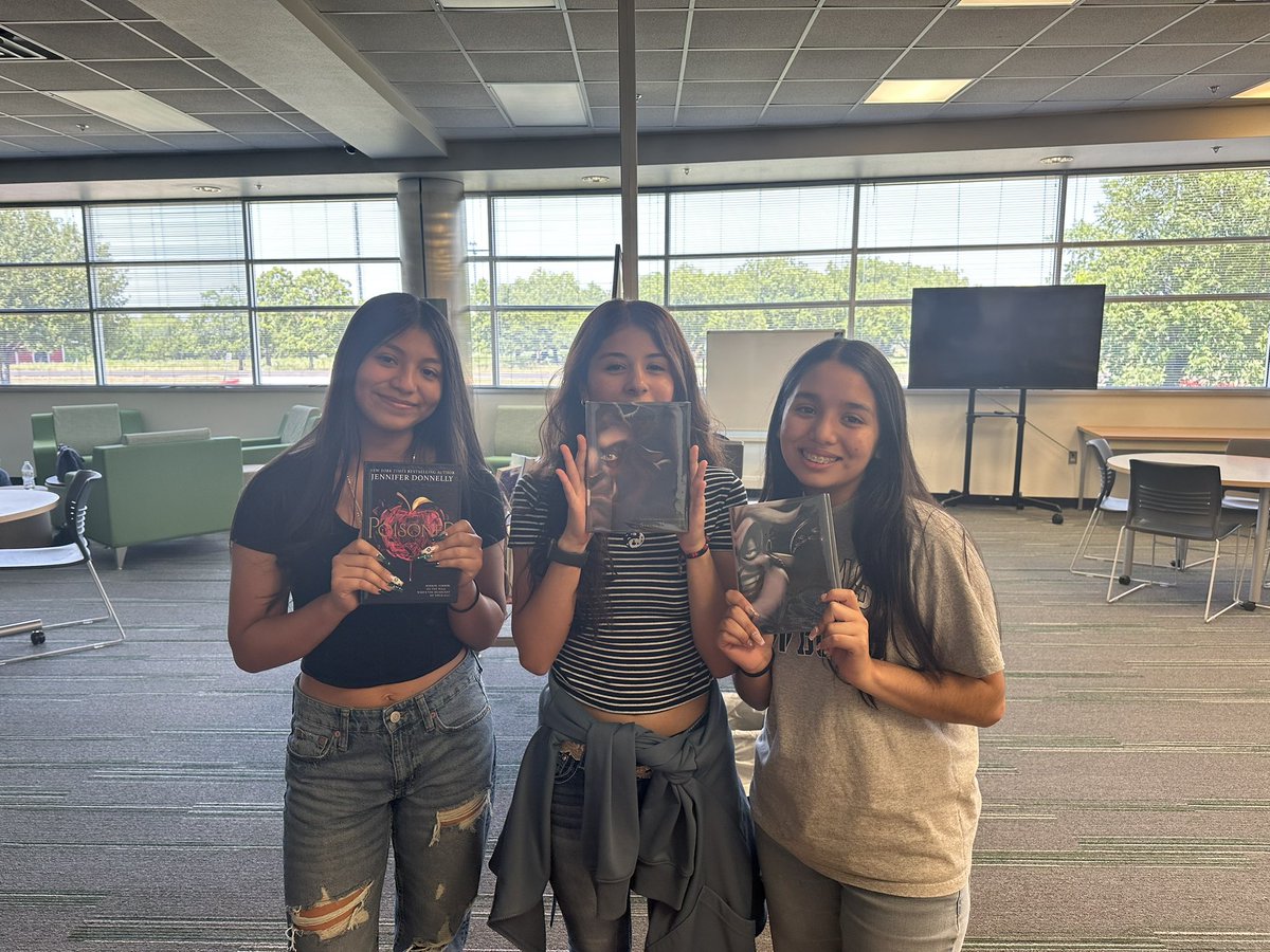 BRTigerLib's tweet photo. Woohoo! We’ve had our first checkouts of the year! Makes my heart happy to see these smiling faces! #fracturedfairytales #poisoned #thebeastwithin #poorunfortunatesouls https://t.co/ct3MMrDFVB